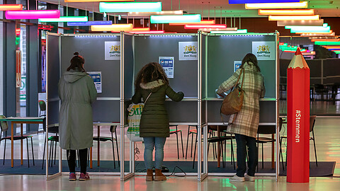 mensen stemmen tijdens verkiezingen