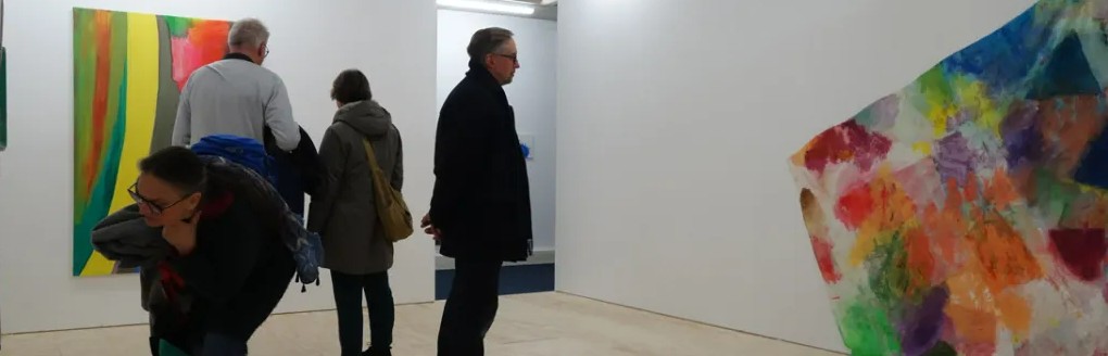 Mensen bekijken kunst