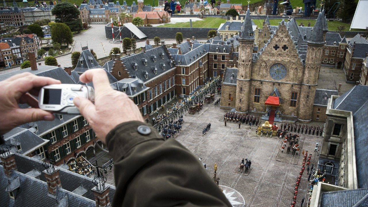 Toerist fotografeert het Binnenhof in Madurodam