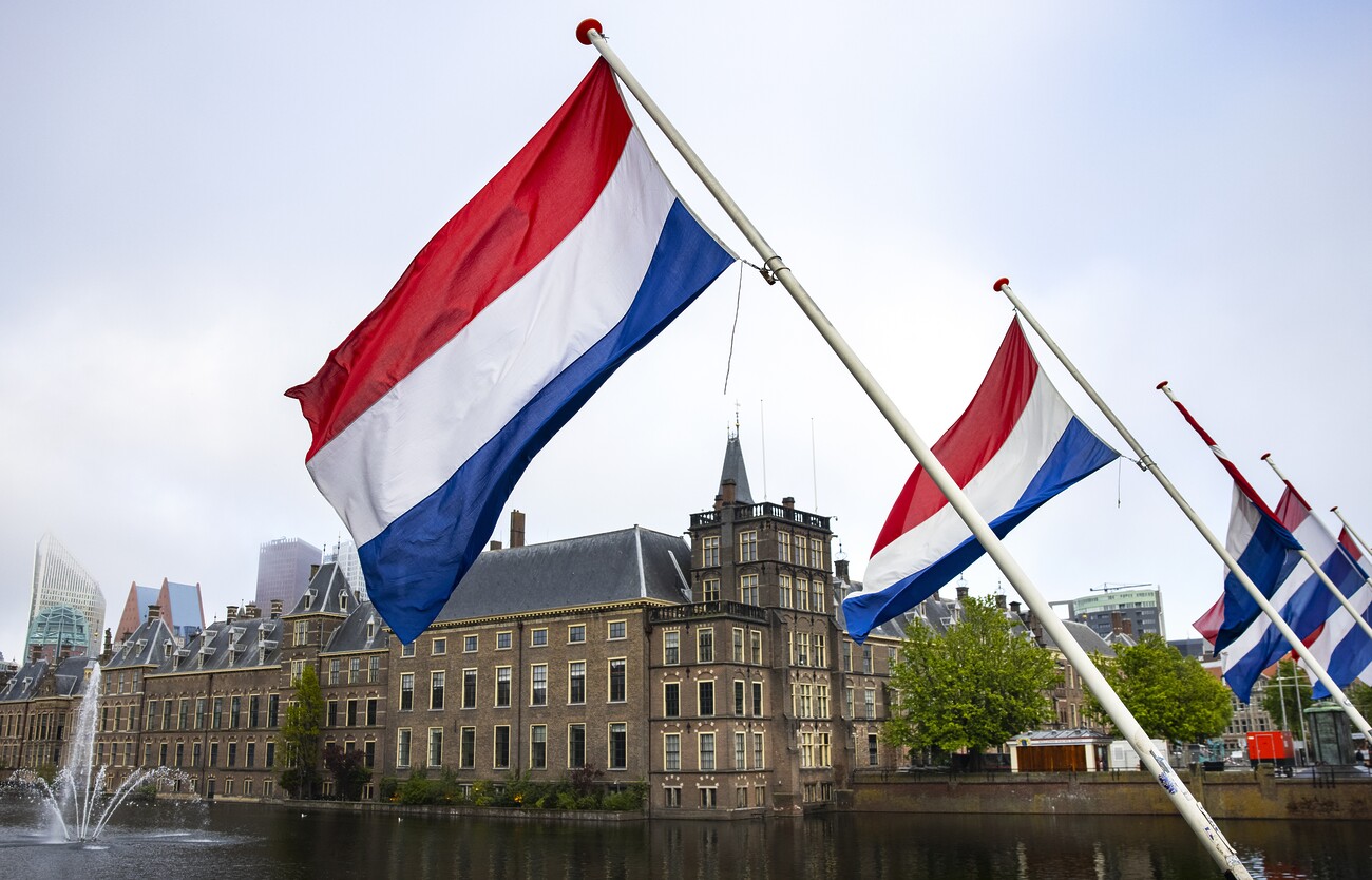 Nederlandse vlaggen hangen bij de Hofvijver ter gelegenheid van Bevrijdingsdag
