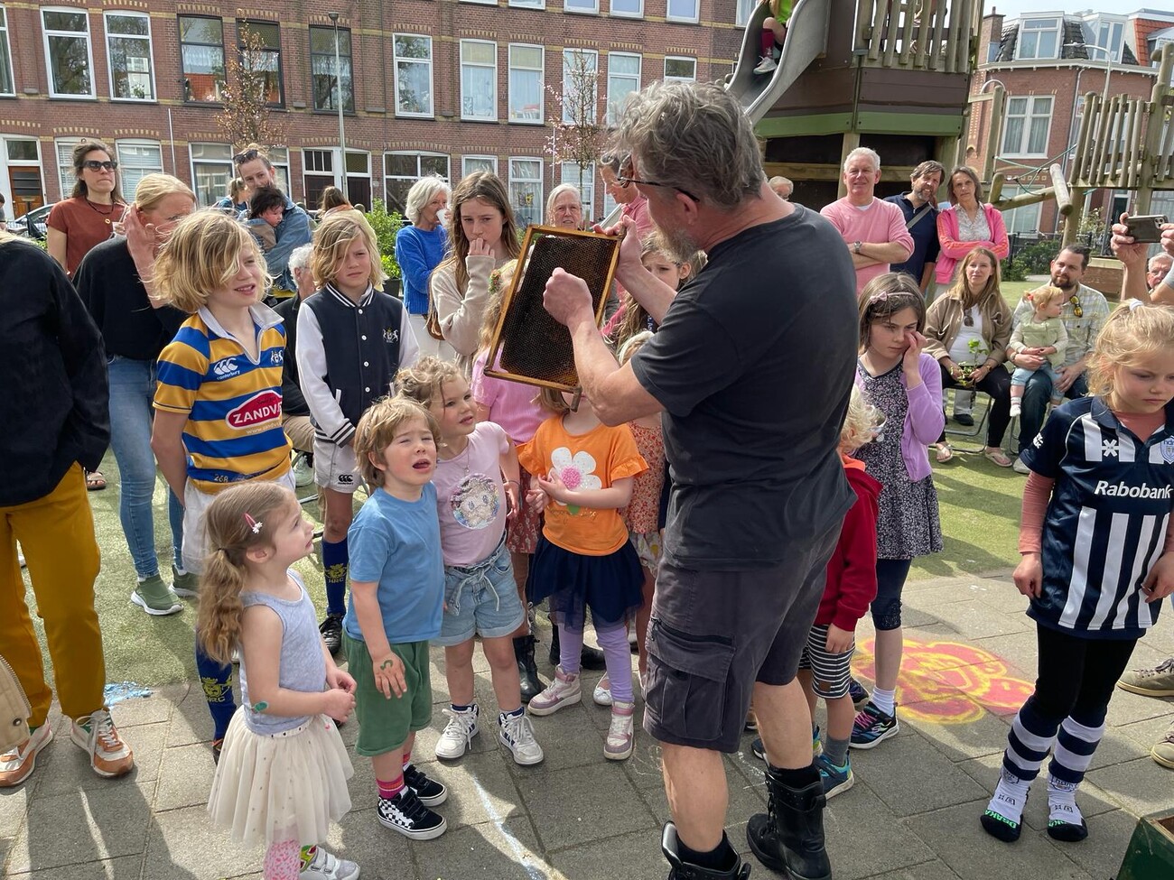 Kinderen krijgen uitleg over groen in de speeltuin van het Van Sint Aldegondeplein