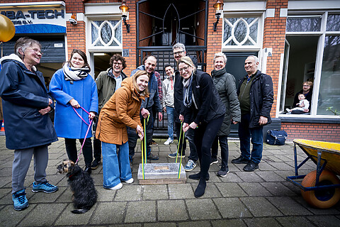 buurtbewoners stadsdeel Centrum leggen gulden klinker