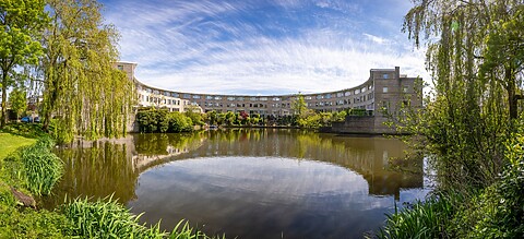 Panorama met uitzicht op water en ziekenhuis