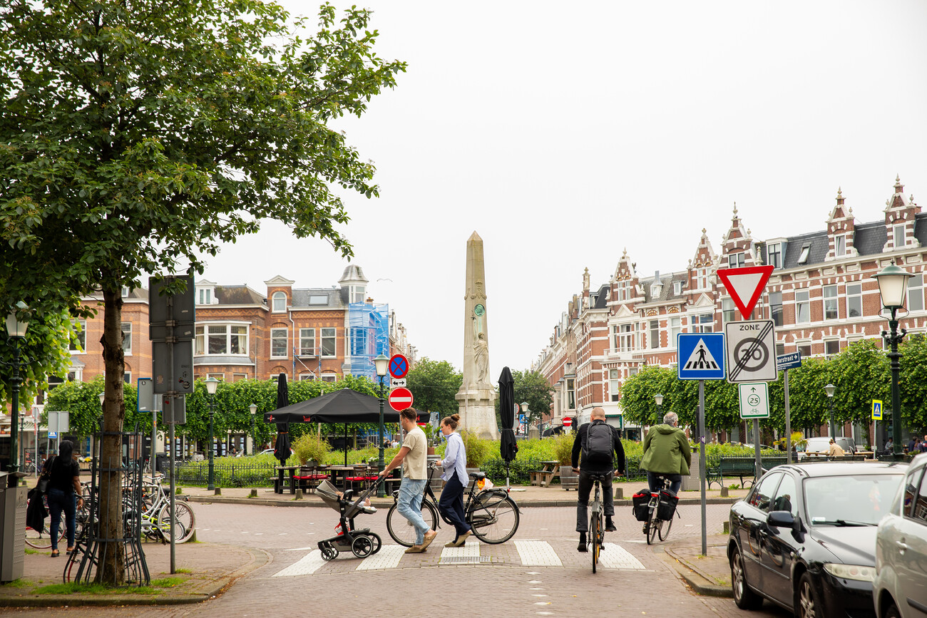 Het Regentesseplein met terras en publiek