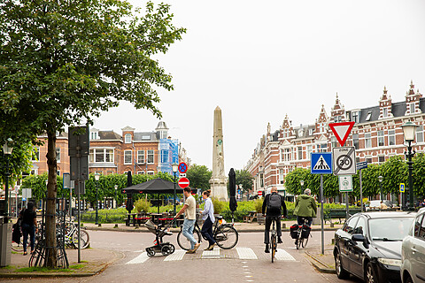 Het Regentesseplein met terras en publiek