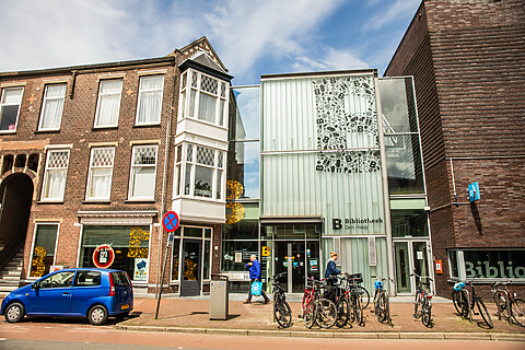 Ingang van de bibliotheek op de Weimarstraat