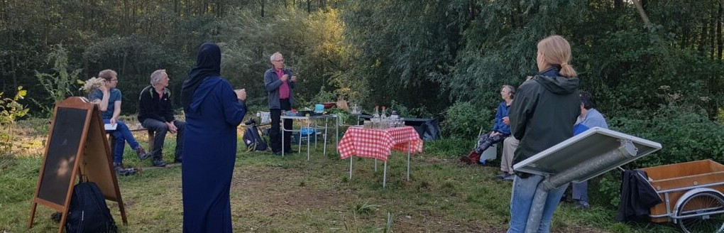 Vrijwilligers in het voedselbos overleggen