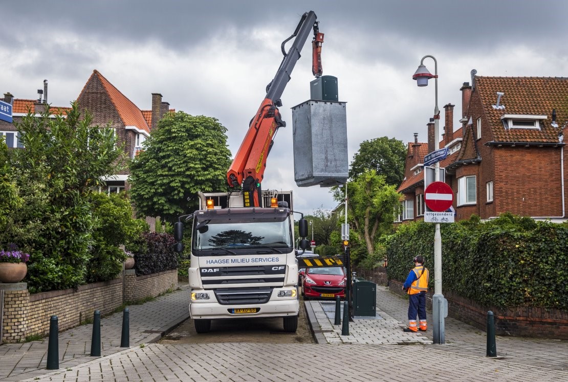 Ophaalwagen die ondergronde restafvalcontainer leegt