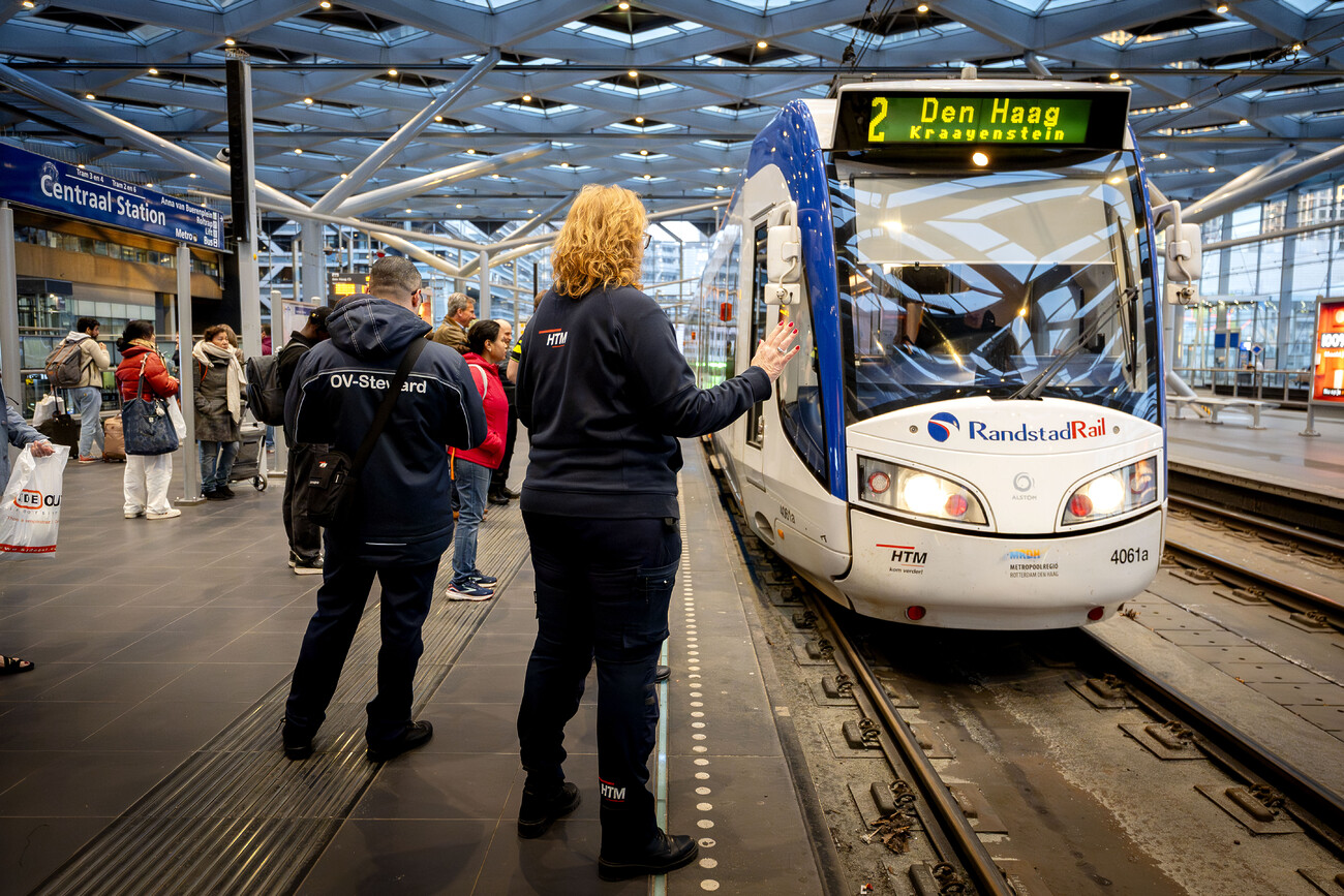 Integrale Leefbaarheidsactie in Haagse Hout bij tramstation.