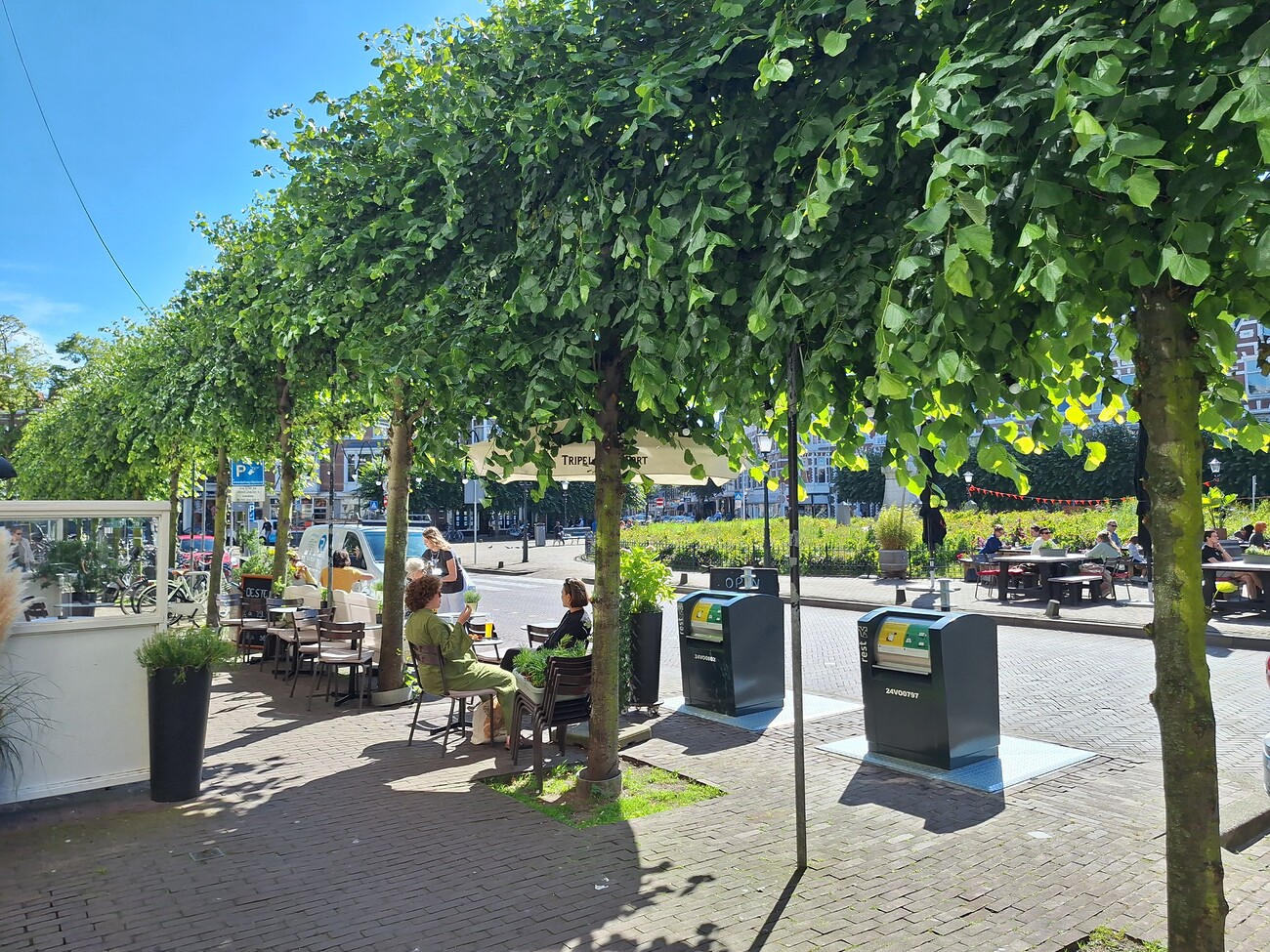 Terrassen met mensen Regentesseplein
