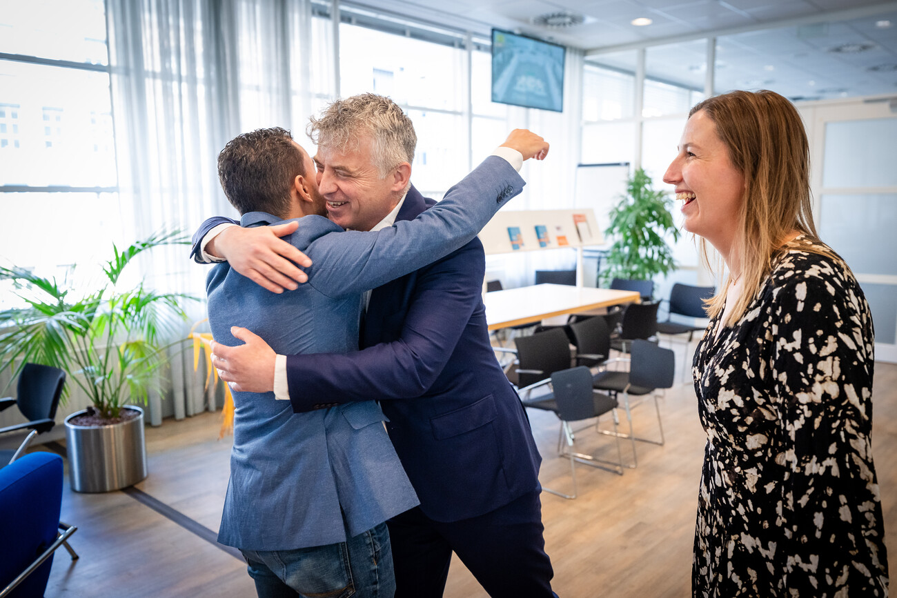 Wethouder Co Engberts wordt gefeliciteerd door de raadsleden van de Haagse PvdA.
