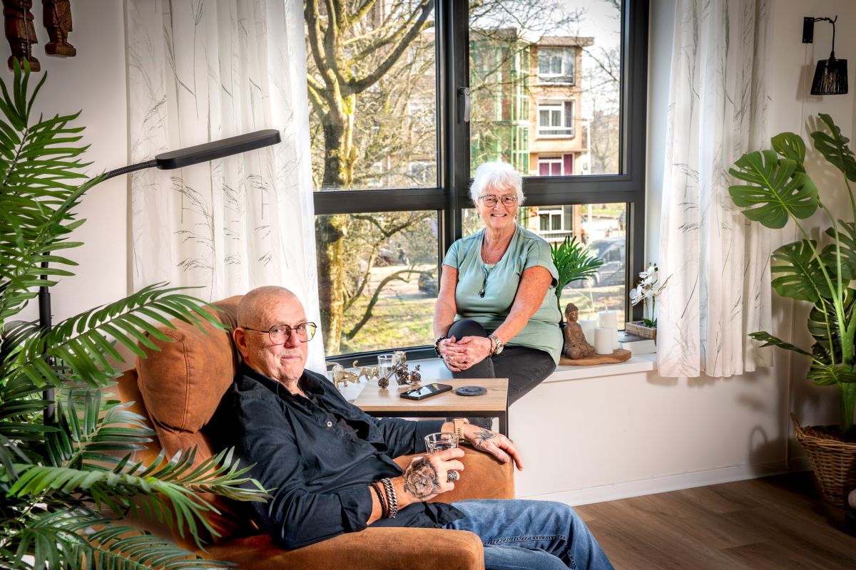 2 ouderen in hun nieuwe appartement in Molenwijk.