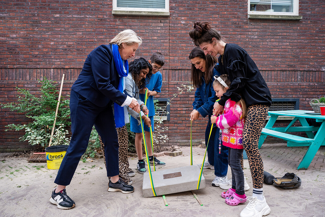 Bewoners plaatsen Gulden Klinker in de Vlagstraat in Scheveningen