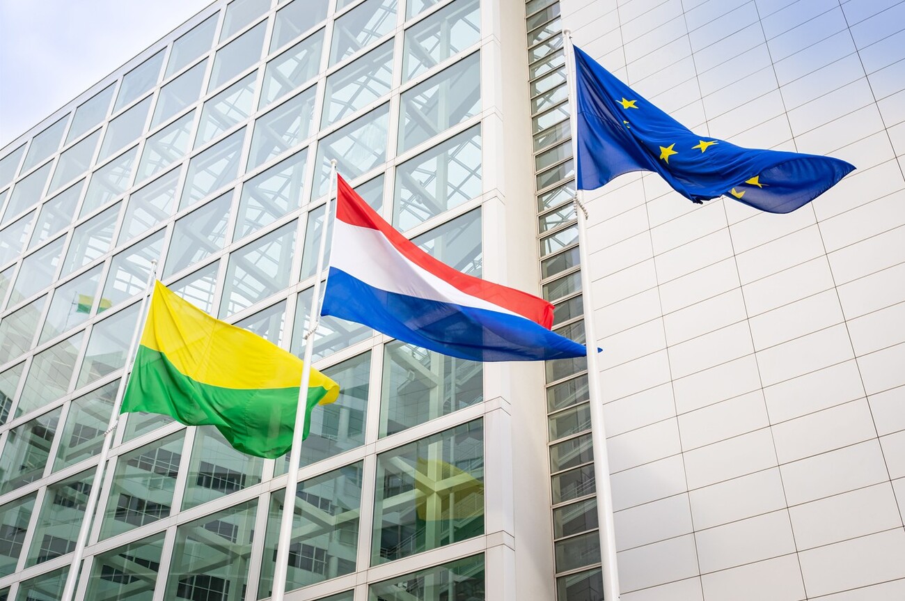 Haagse, Nederlandse en Europese vlag bij het stadhuis op het Spui