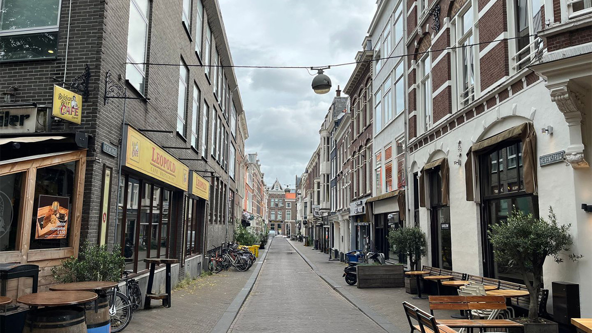 Herenstraat in Den Haag. Smalle straat met woningen en cafés in de binnenstad.