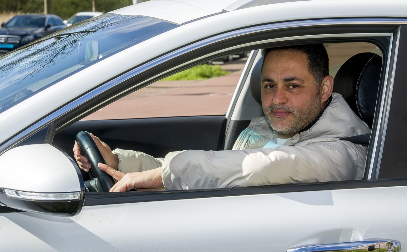Feras start taxibedrijf met hulp van gemeente Den Haag