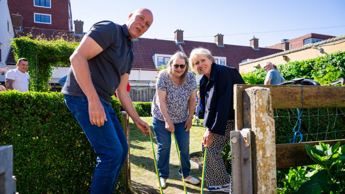 Stadsdeeldirecteur Mendy van Veen in het zonnig Mussenduin met actieve bewoners.