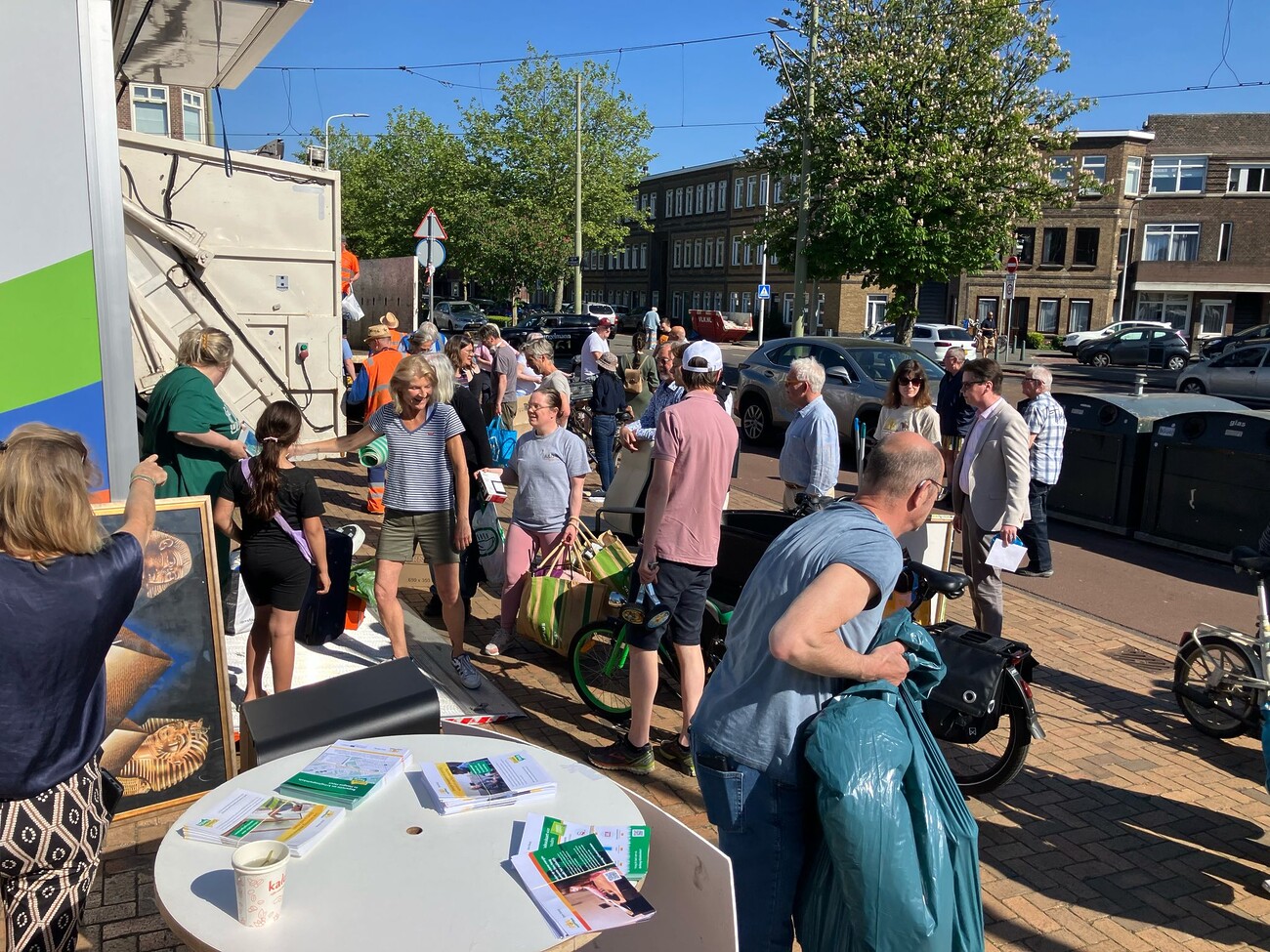 Mensen die spullen inleveren tijdens de opruimdag op een plein in Haagse Hout.