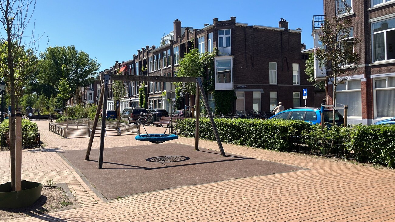 Speeltuin met een grote schommel in een woonwijk.