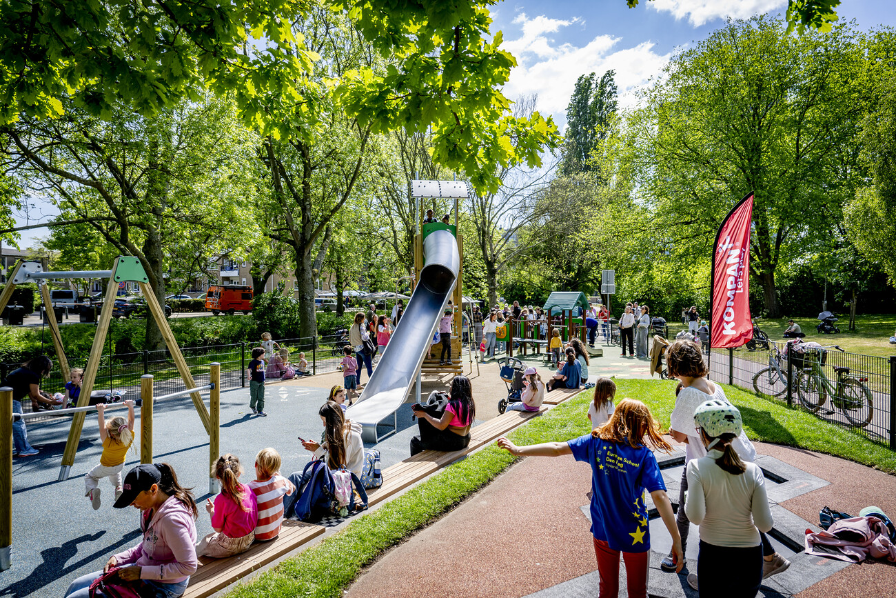 Kinderen spelen in de speeltuin op het Stadhoudersplantsoen