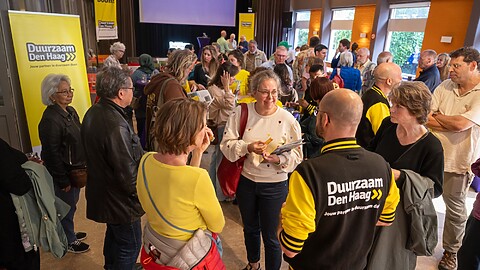 bewoners en medewerkers van stichting Duurzaam Den Haag in gesprek tijdens een Stadsgesprek