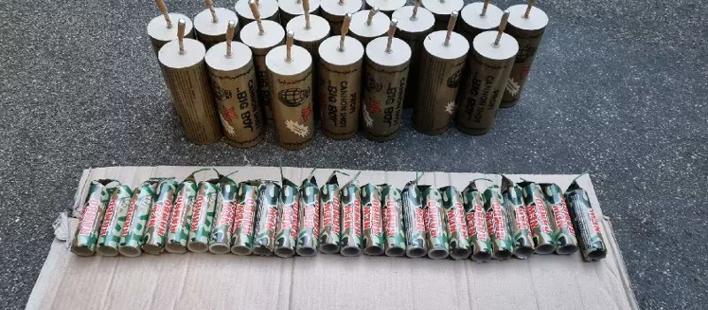 2 soorten zwaar vuurwerk uitgestald op de grond