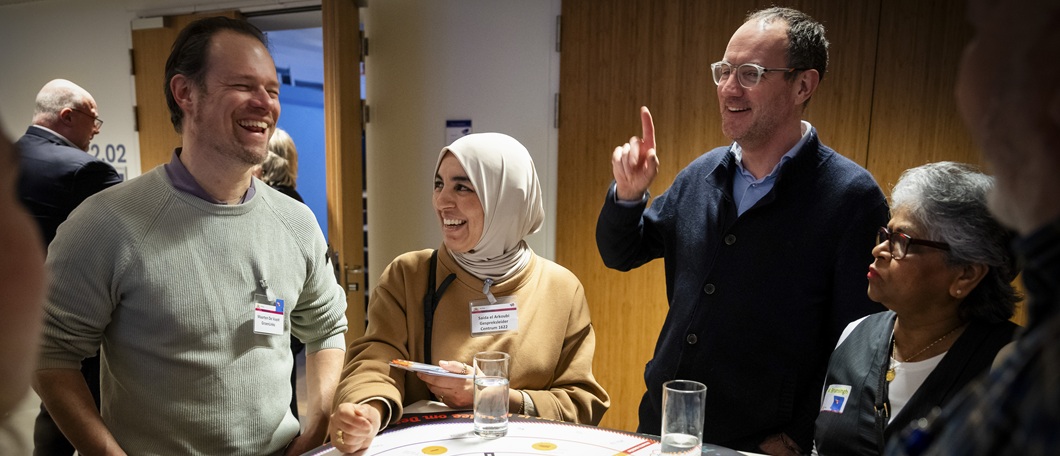 Bewoners en politici met elkaar in gesprek tijdens een bijeenkomst van Raad in de Stad