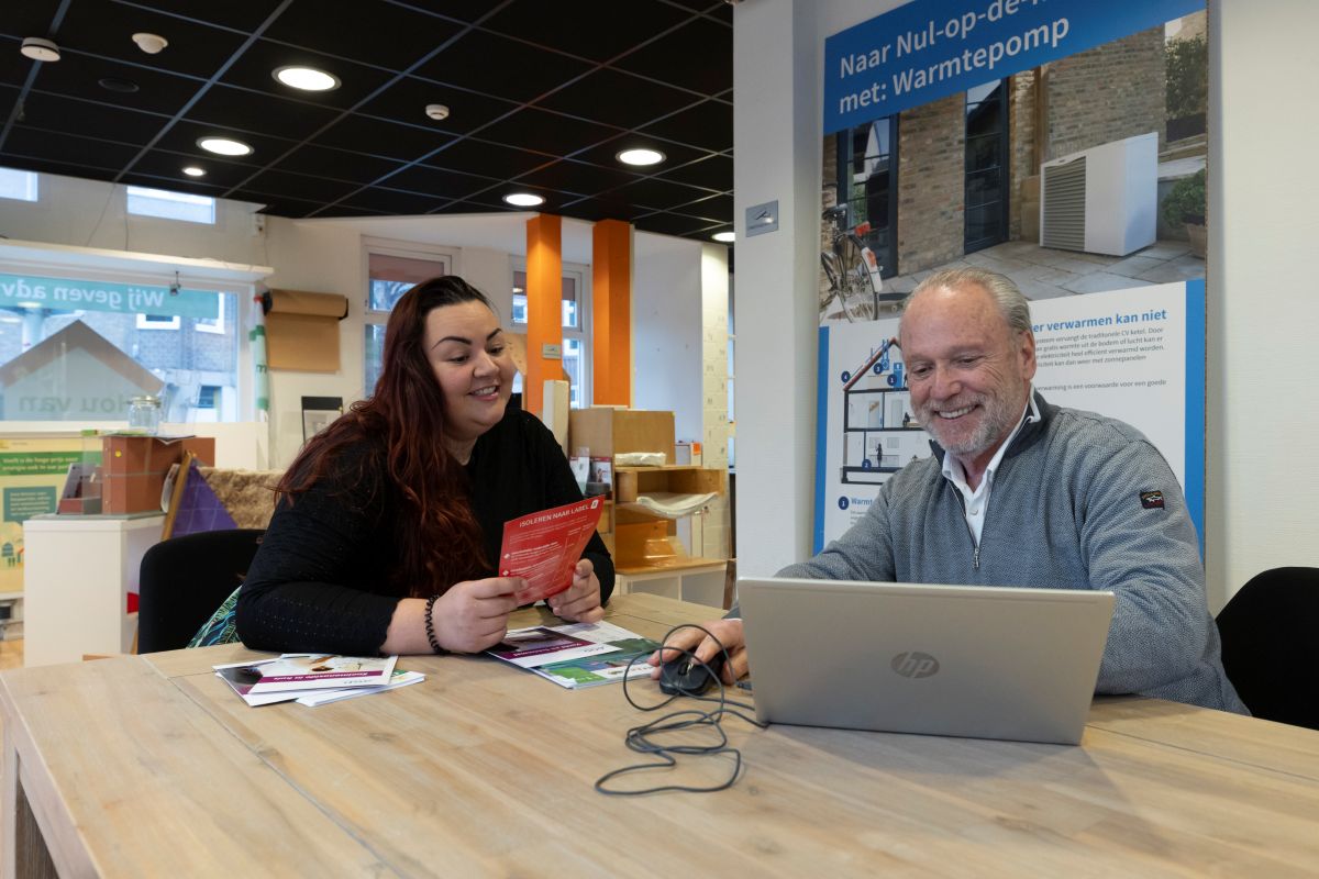 Cor van Dijk van de Vve-balie adviseert Laurentia Benraad