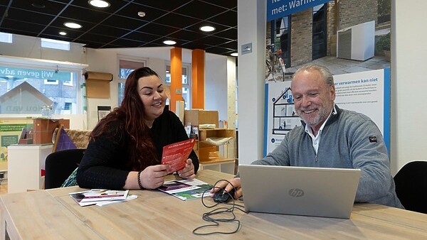 Cor van Dijk van de Vve-balie geeft advies aan Laurentia Benraad