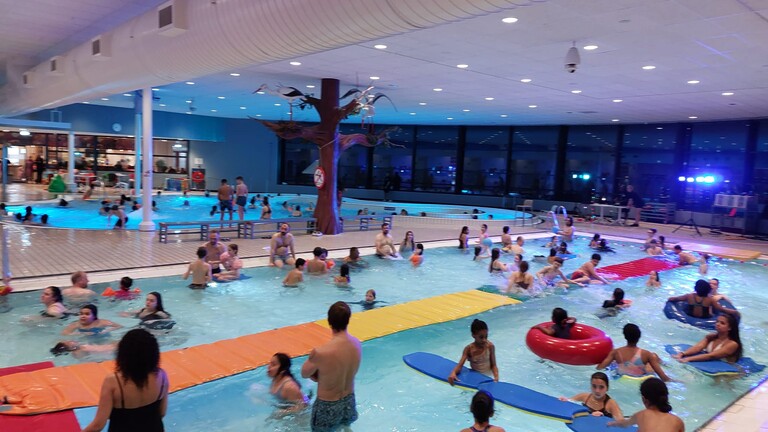 Disco zwemmen in zwembad Overbosch