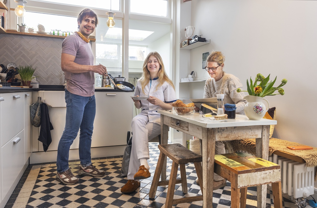 Starter met haar ouders aan de keukentafel.