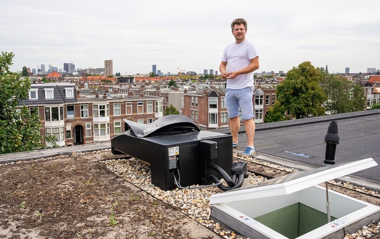 Bewoner Erwin staat op zijn ingezaaide dak.