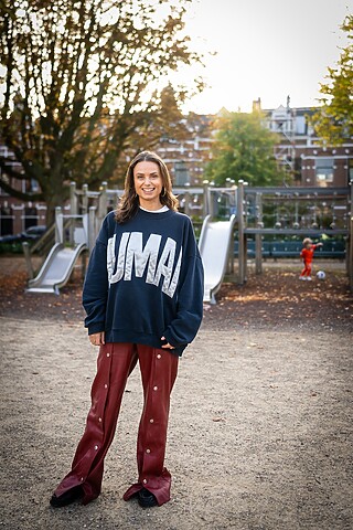 Jonge vrouw staat in een speeltuin.