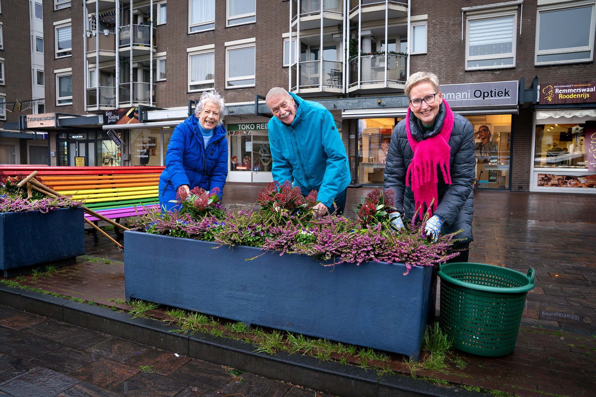 Schoffelen met plezier op het Loosduinse Hoofdplein