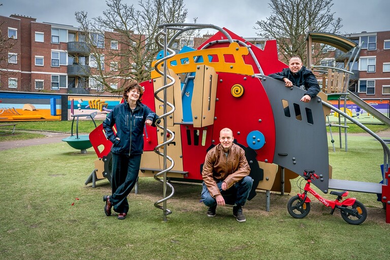 3 volwassenen voor een speeltoestel