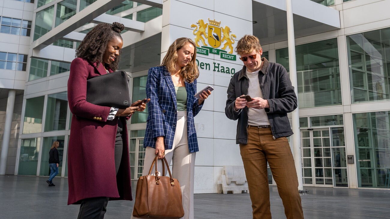 Hagenaars in gesprek voor het stadhuis over maatregelen voor schonere lucht