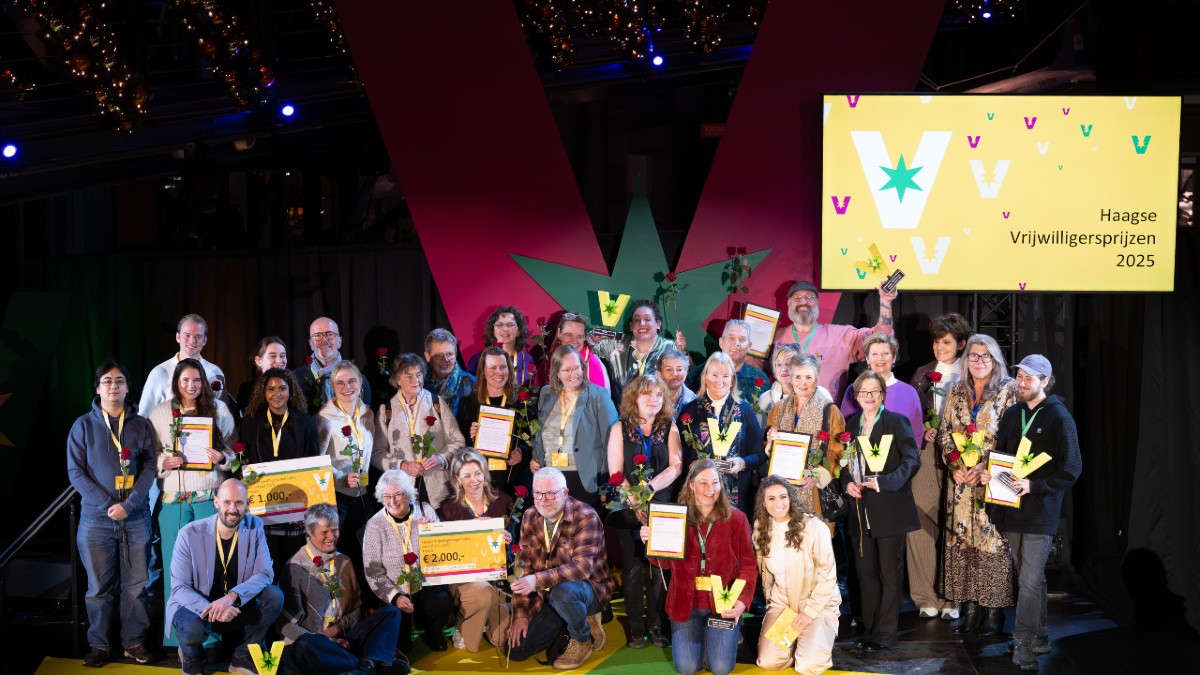 Winnaars Haagse Vrijwilligersprijzen 2025 op groepsfoto.