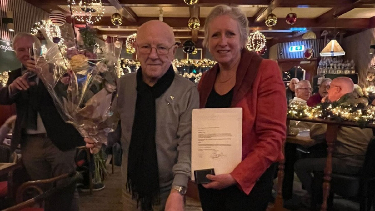 Vrijwilliger Wijkbus Scheveningen krijg?t Stadsspeld