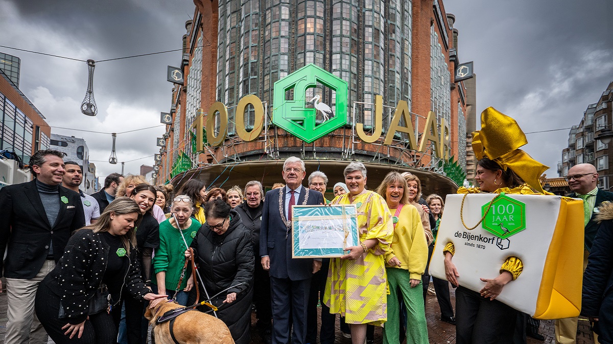 Burgemeester reikt onderscheiding uit aan medewerkers Bijenkorf.