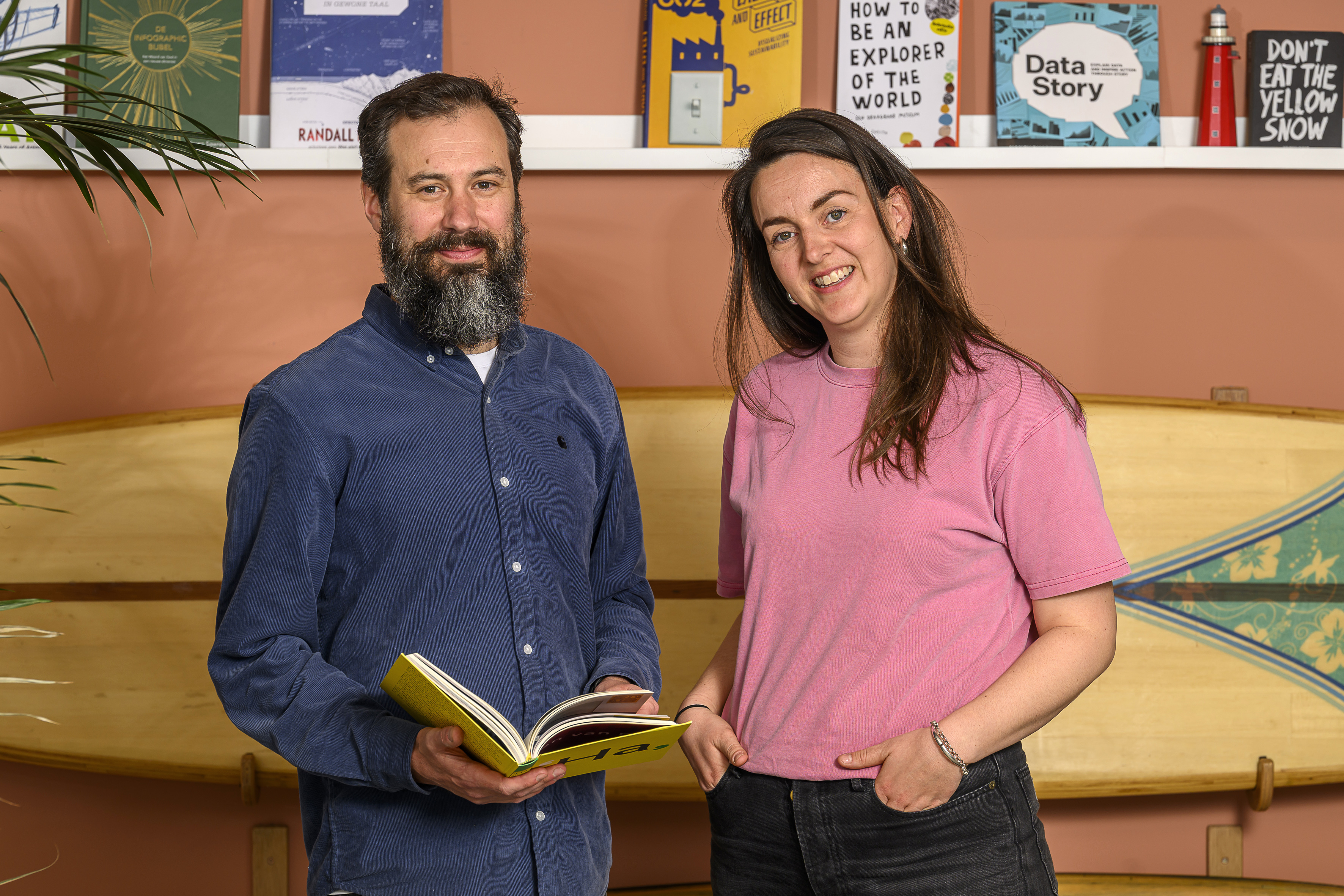 Willem Hagen in een blauwe overhemd en Evelien Scholten in een roze shirt