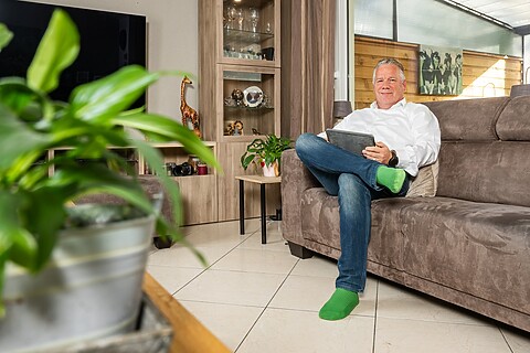 Man zit op bank