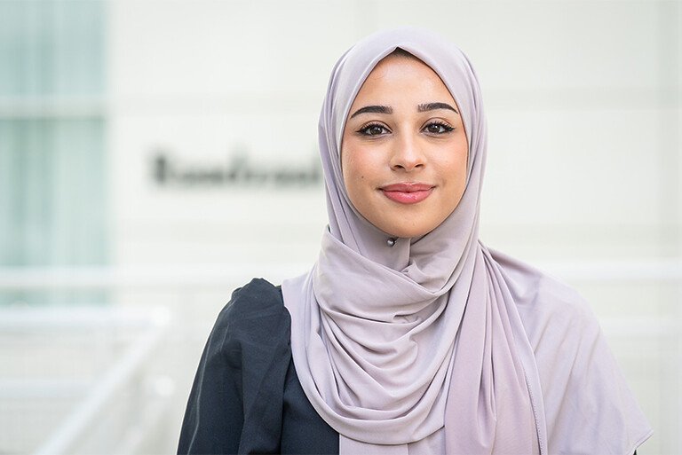 Portret van Aya Selmani