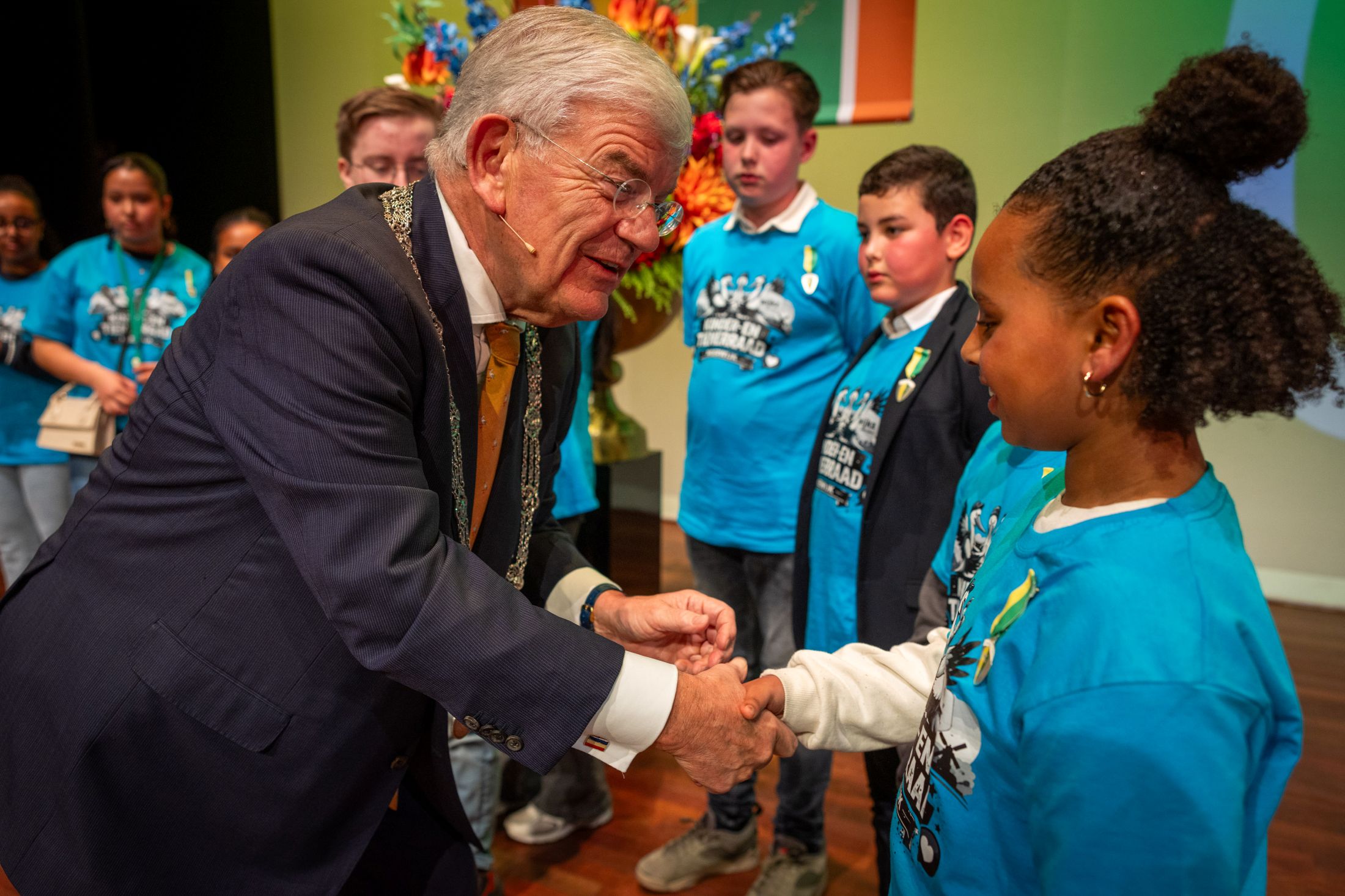 Burgemeester geeft lintjes aan 20 jonge Hagenaars