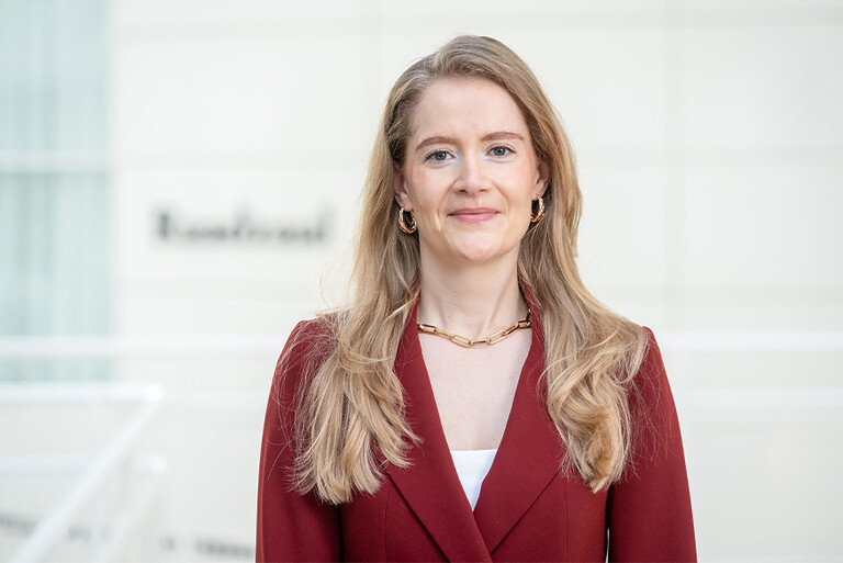 Cynthia Langbroek kijkt in de camera tijdens een portretfoto in het stadhuis van Den Haag