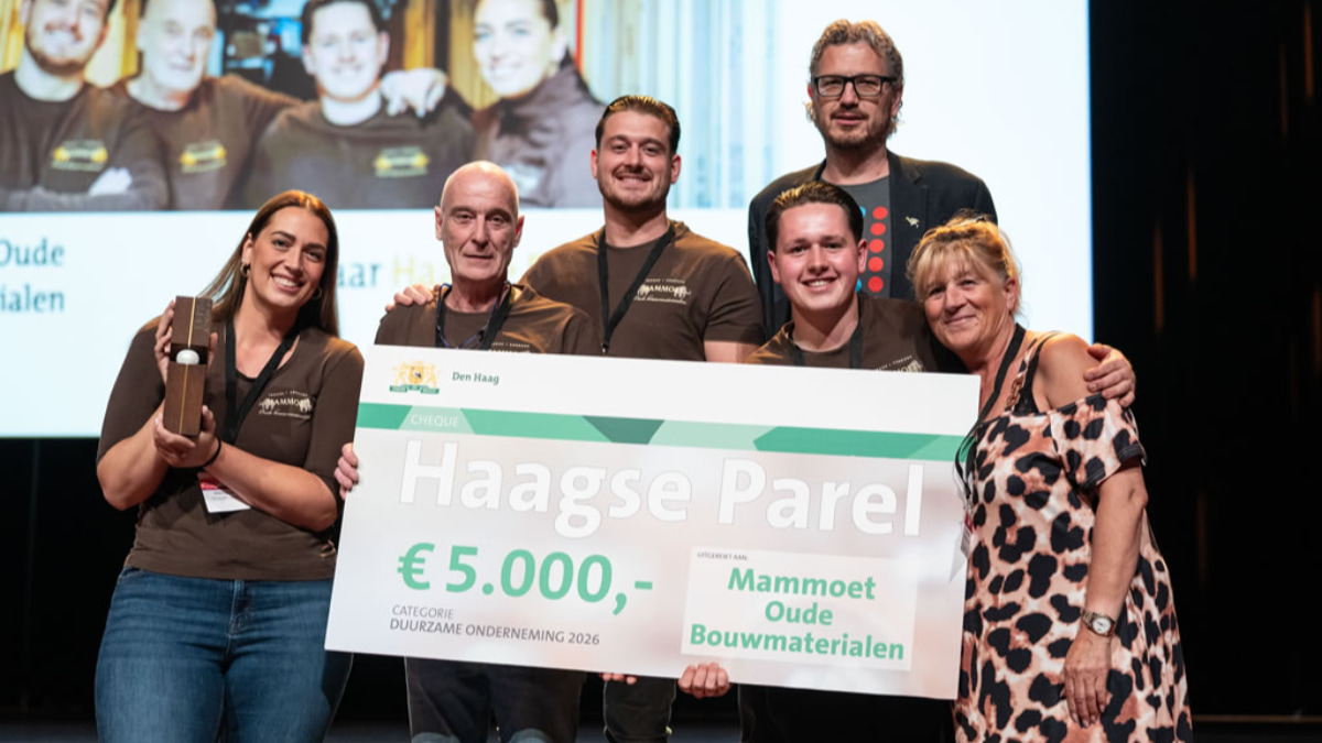 Groep mensen op een podium met een grote cheque van Haagse Parel 2026 van 5.000 euro voor Mammoet Oude Bouwmaterialen.