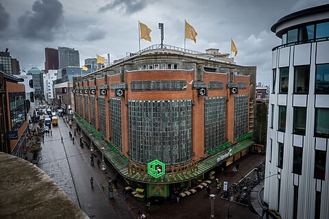 Vooraanzicht van De Bijenkorf en de winkelstraten ernaast