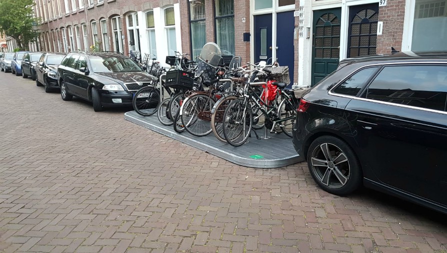 The municipality is experimenting with bicycle platforms. A parking space becomes a spot for bicycle parking.