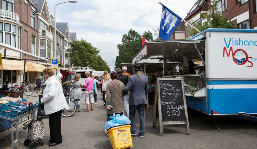 Stevinstraat neighbourhood market with fish stand